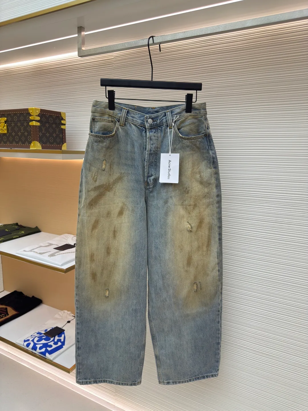 Acne Studios 2023M dirty loose wide-leg jeans ●Authentic product: Purchased and developed by 3299 ●Item number: 1680656-A85 ●Material: Dream double-strand cotton plain fabric ●Technology: Distressed printing production ●Version: Loose version ●Weight: about 810 grams ●Size: 29-30-31-32-33-34 ●Description: Customized dream double-strand cotton plain fabric Excellent texture, comfortable and close to the skin. The main color is deep black. It is like the mottled rust on ancient copperware. The unruly soul of AcneStudios is engraved on the chest. The clever integration of hole elements and wanton swaying on the black canvas is a deliberate rebellion and a break away from the shackles of tradition. It is unique in the wave of trends. Glue printing is used. The chest printing is modified three times with the film screen. The glue liquid paint is used to print the pattern on the fabric. The fabric is baked to fix the printed pattern. Many parts of the body of the garment are worn and worn by pure artificial regularity, and hand brush marks are added to the surface of the garment to add texture and depth to imitate the texture of natural wear and tear. The fabrics have been washed to give them a better feel and texture. They are not easy to deform, shrink or fade, and maintain their long-lasting beauty. The overall color is consistent with no color difference. It can be matched with the same style to create a fashionable look, and can be used in various occasions. Customized accessories, complete with three standards, the same style for men and women!
